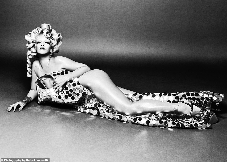 86126025-13530831-Rihanna_has_poses_semi_nude_The_pop_diva_36_showed_off_her_naked-a-16_171837...jpg
