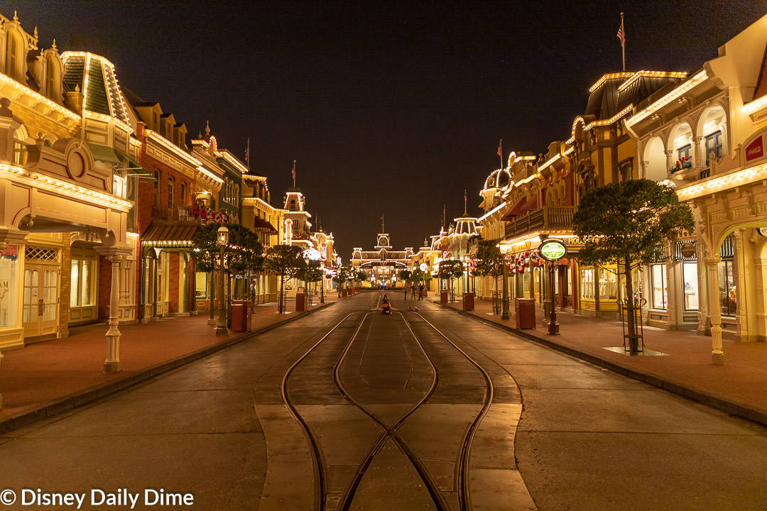 Guide-to-Main-Street-U.S.A.-at-Disney-Worlds-Magic-Kingdom-Main-Street-from-the-Hub.jpg