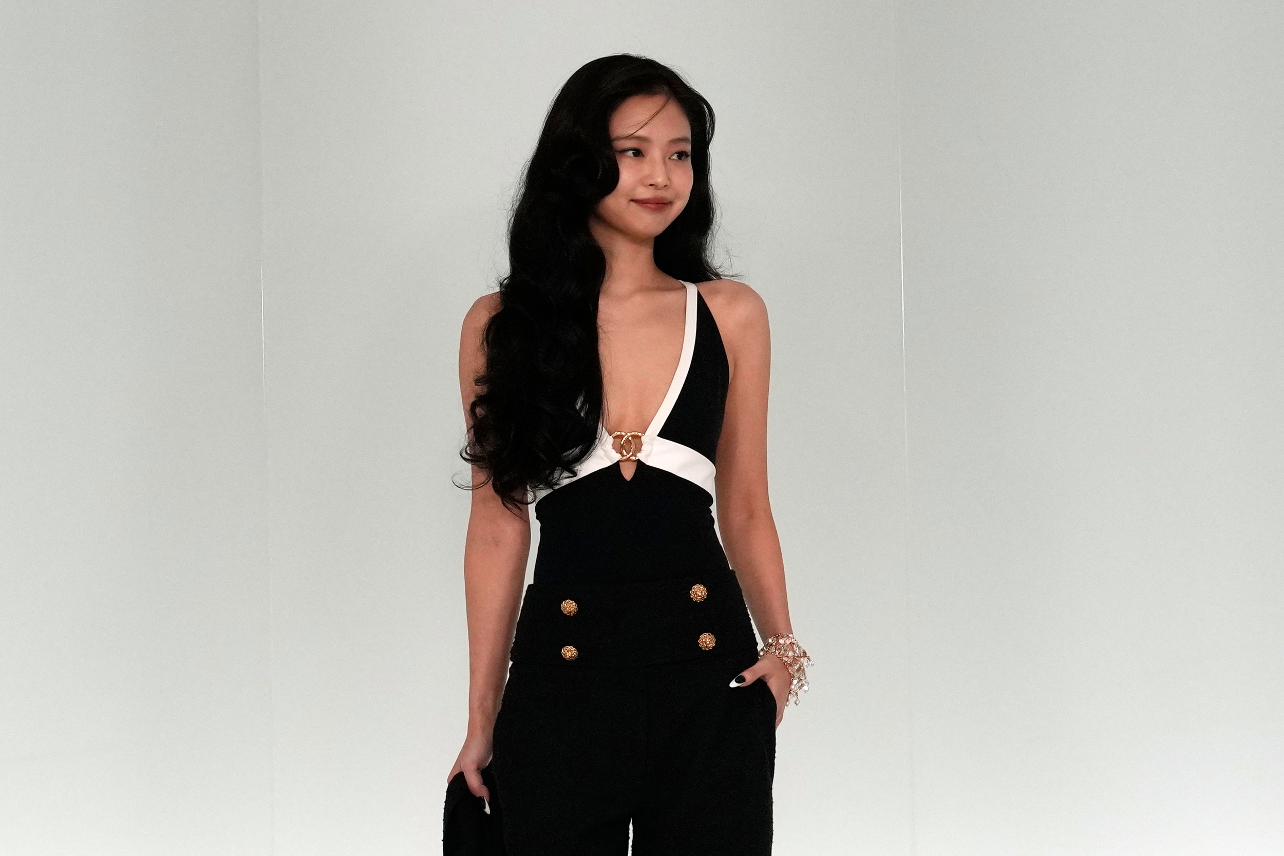 JENNIE_4_small.jpg