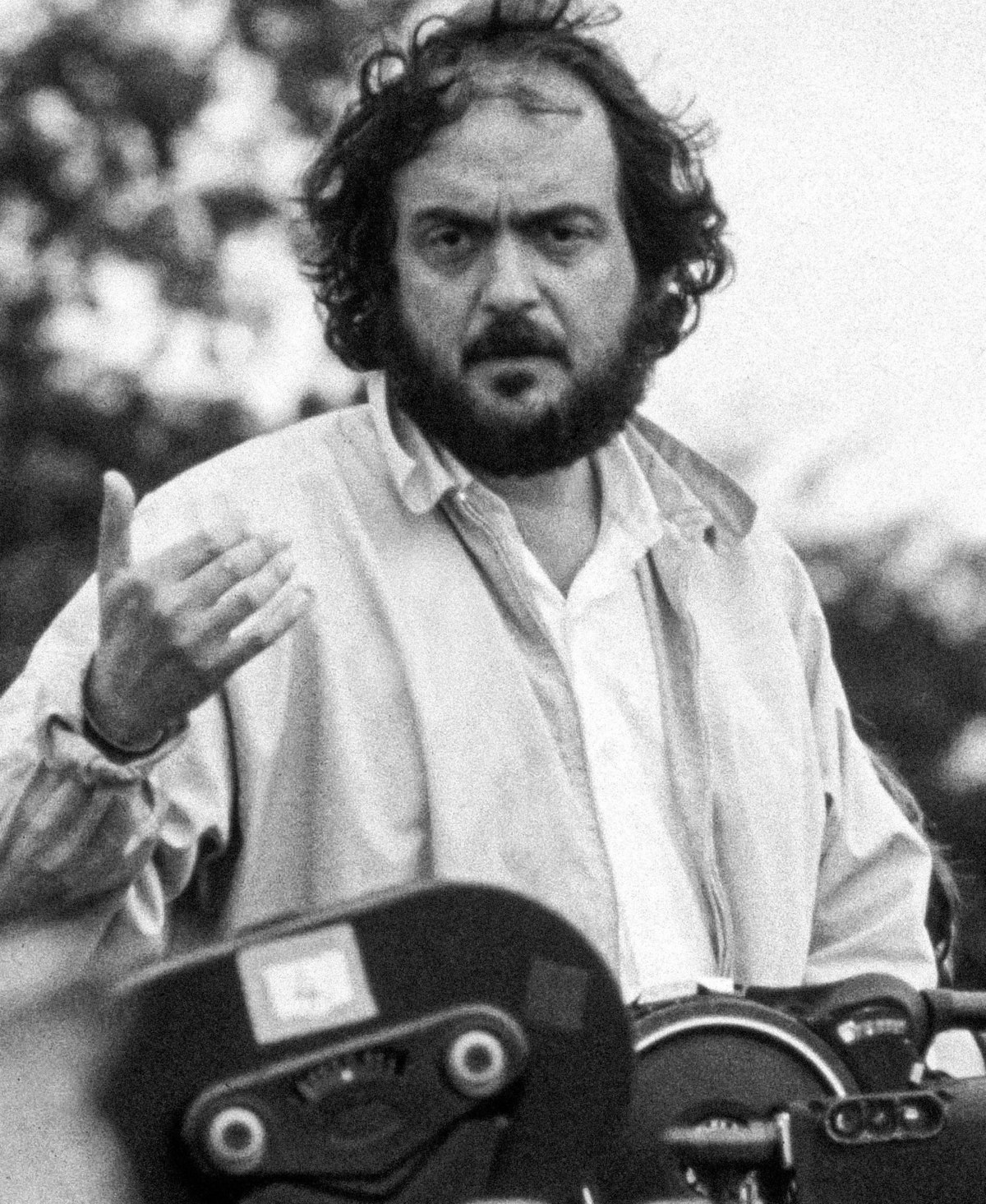 Kubrick_on_the_set_of_Barry_Lyndon_(1975_publicity_photo)_crop.jpg