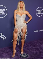 98773447-14751723-Ciara_stunned_in_a_strapless_bodysuit_that_had_a_low_neckline_an-a-33_174831...jpg