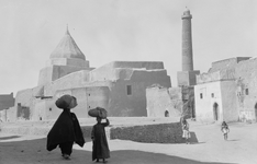 1920px-Ancient_Mosul2C_a_Yezidi_shrine_to_the_left_and_the_Nouri_Mosque_minaret_to_the_right.png