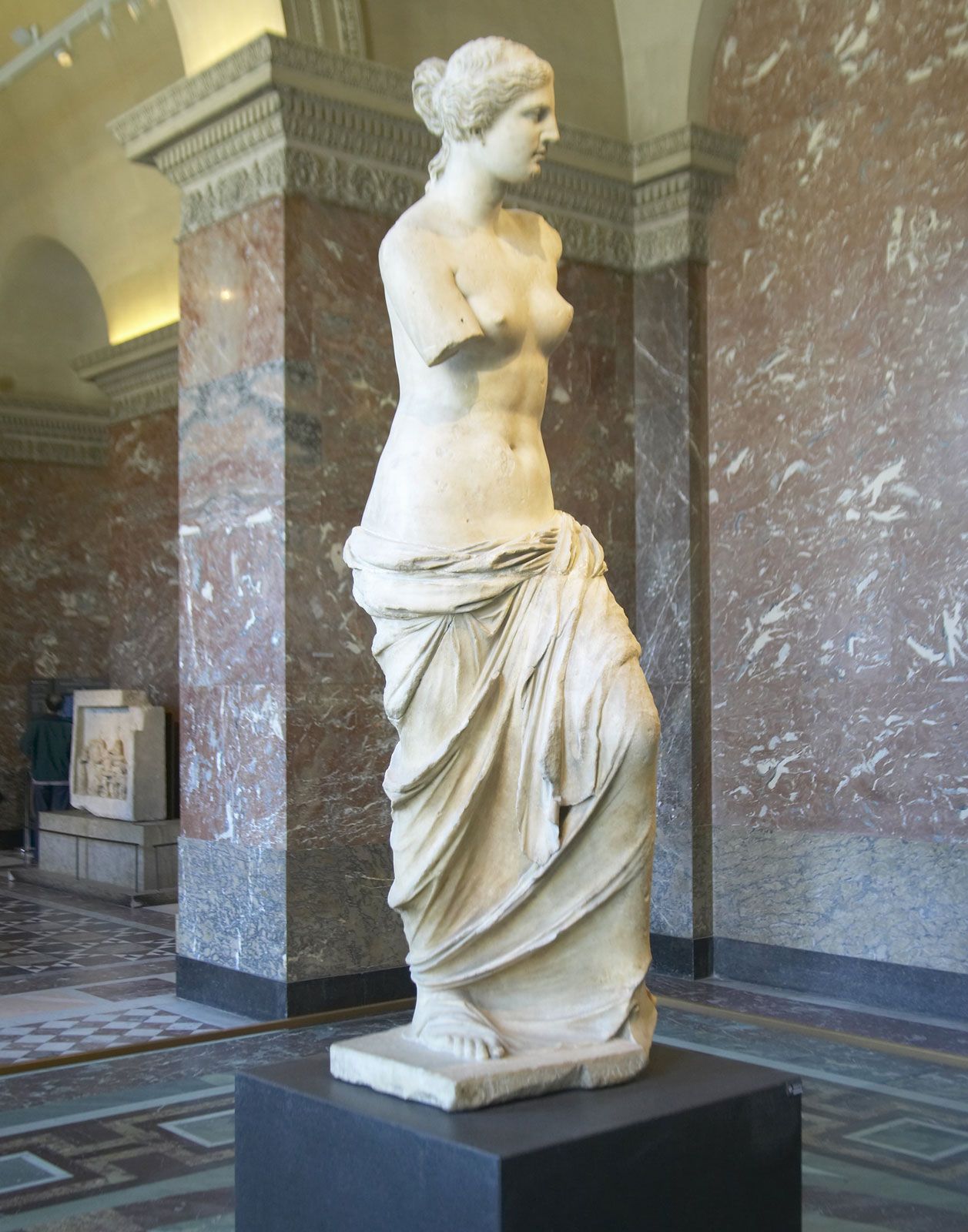 Statue-of-Venus-de-Milo-Louvre-Paris-France.jpg